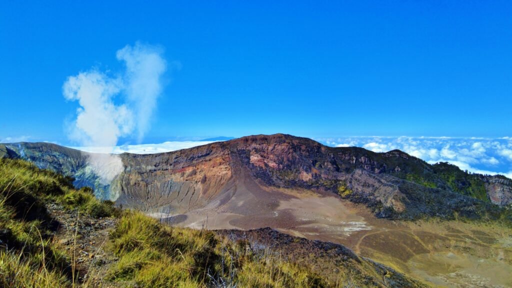 A photo showing a volcano in Costa Rica